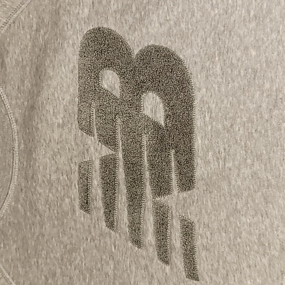 New Balance. Crewneck pullover. Carpet-logo. Like-new.  Women's Medium - Picture 4 of 15